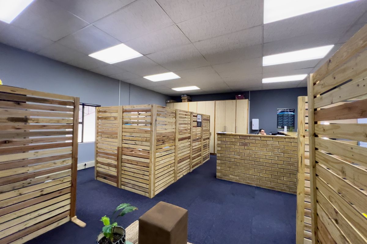 285 SQ.M OFFICE AND WAREHOUSE TO LET - Photo 3