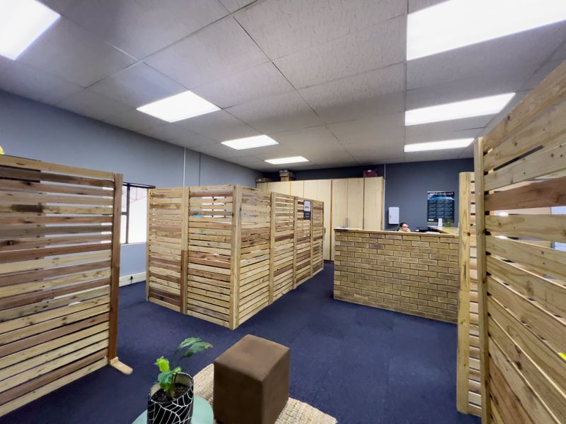 285 SQ.M OFFICE AND WAREHOUSE TO LET - Photo 3