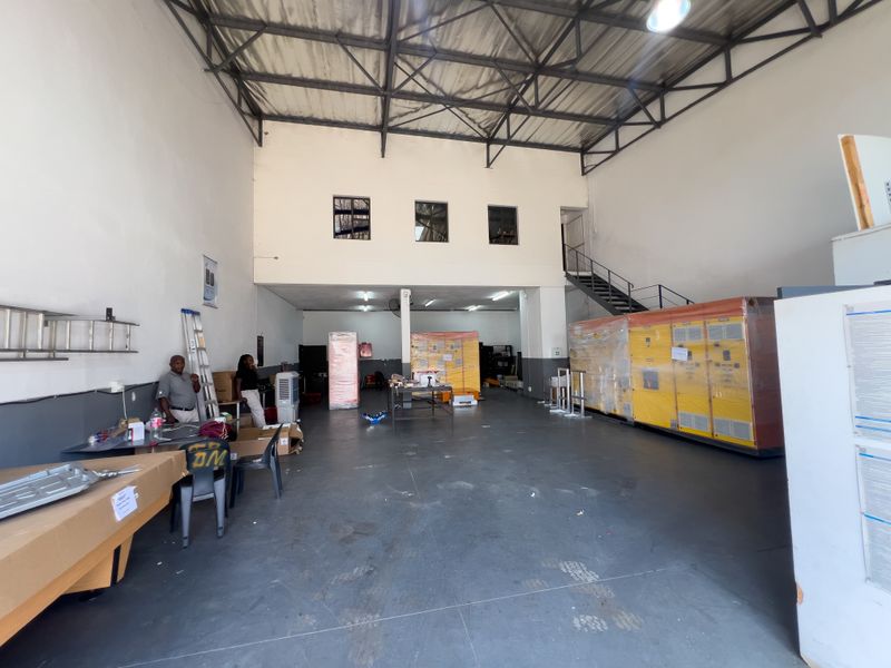 285 SQ.M OFFICE AND WAREHOUSE TO LET - Photo 5
