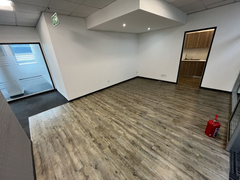 Elevated Corporate Office with Panoramic Views. Convention Tower, Foreshore. - Photo 5