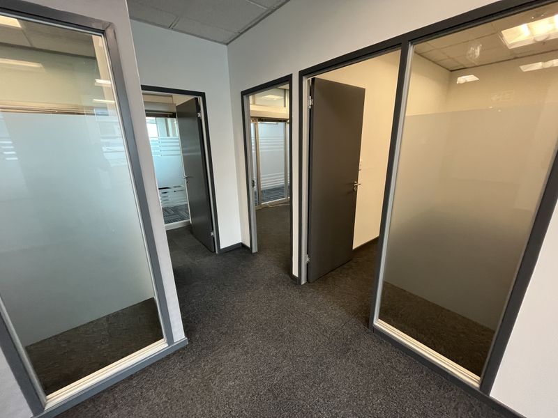 Elevated Corporate Office with Panoramic Views. Convention Tower, Foreshore. - Photo 9