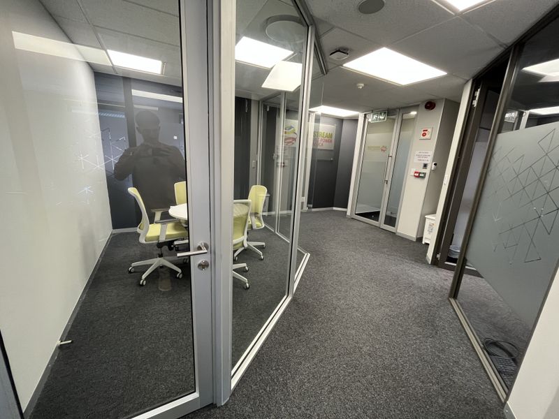 Premium Turnkey Office with Table Mountain Views, Newlands on Main. - Photo 8