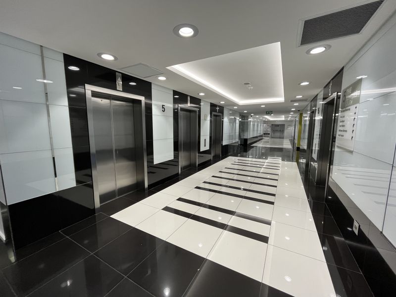 Elevated Corner Office with Iconic Views at The Towers, Cape Town Centre. - Photo 5