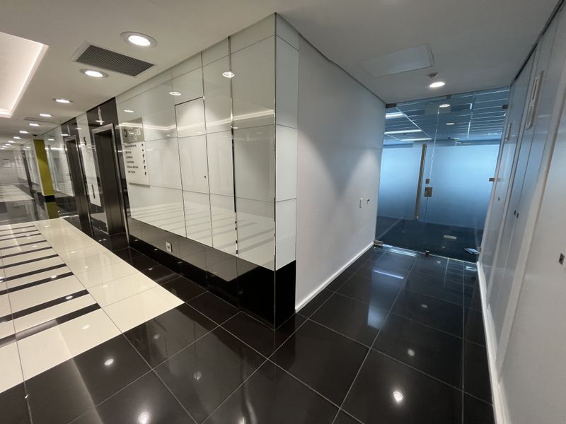 Elevated Corner Office with Iconic Views at The Towers, Cape Town Centre. - Photo 6