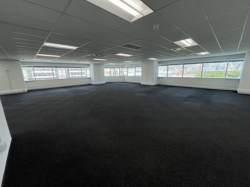Elevated Corner Office with Iconic Views at The Towers, Cape Town Centre. - Photo 2