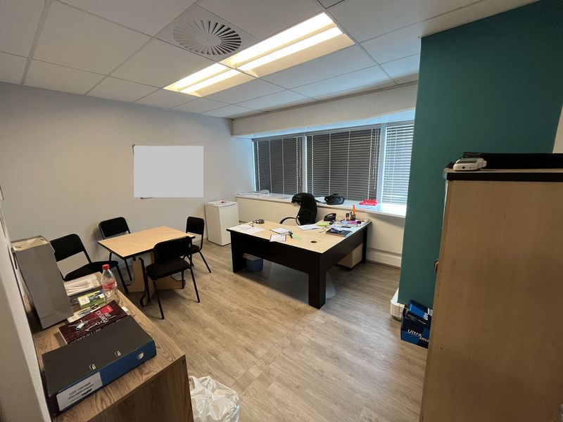 Premium Move-In-Ready Office with Panoramic CBD Views. The Towers, Foreshore. - Photo 10