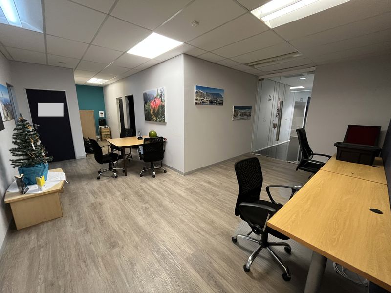 Premium Move-In-Ready Office with Panoramic CBD Views. The Towers, Foreshore. - Photo 8