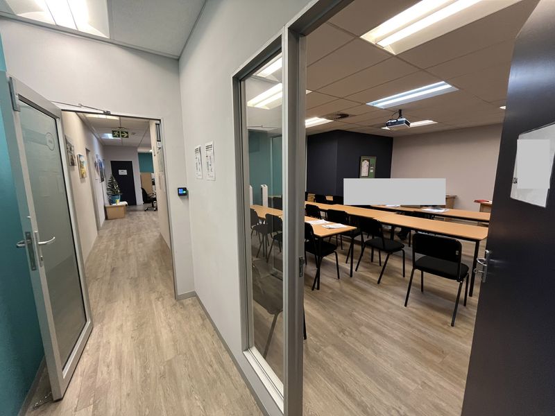 Premium Move-In-Ready Office with Panoramic CBD Views. The Towers, Foreshore. - Photo 6