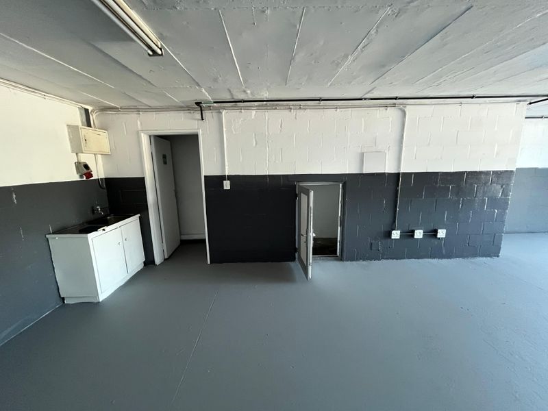 High-Exposure Warehouse & Showroom in Established Spearhead Business Park - Photo 5