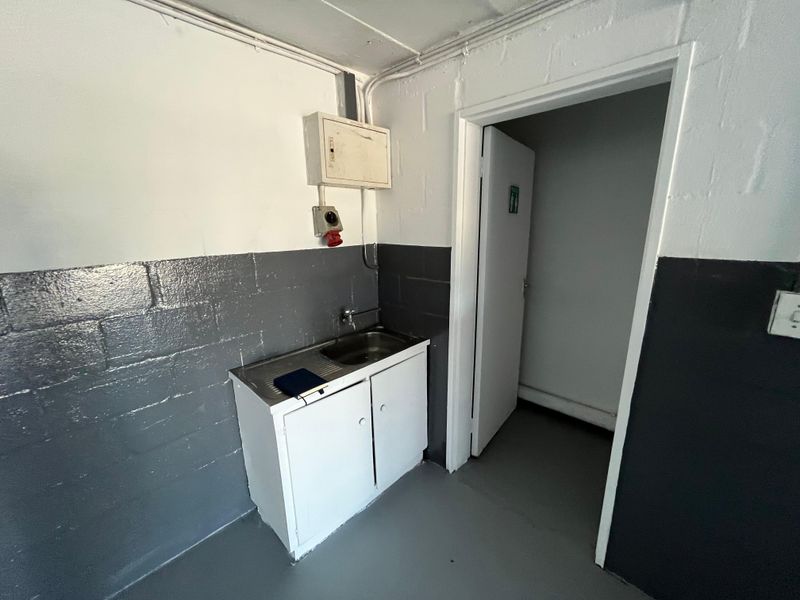 High-Exposure Warehouse & Showroom in Established Spearhead Business Park - Photo 6