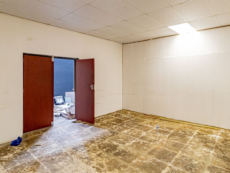 Warehouse / Retail Outlet / Showroom For Sale / To Let In Ferndale. - Photo 10