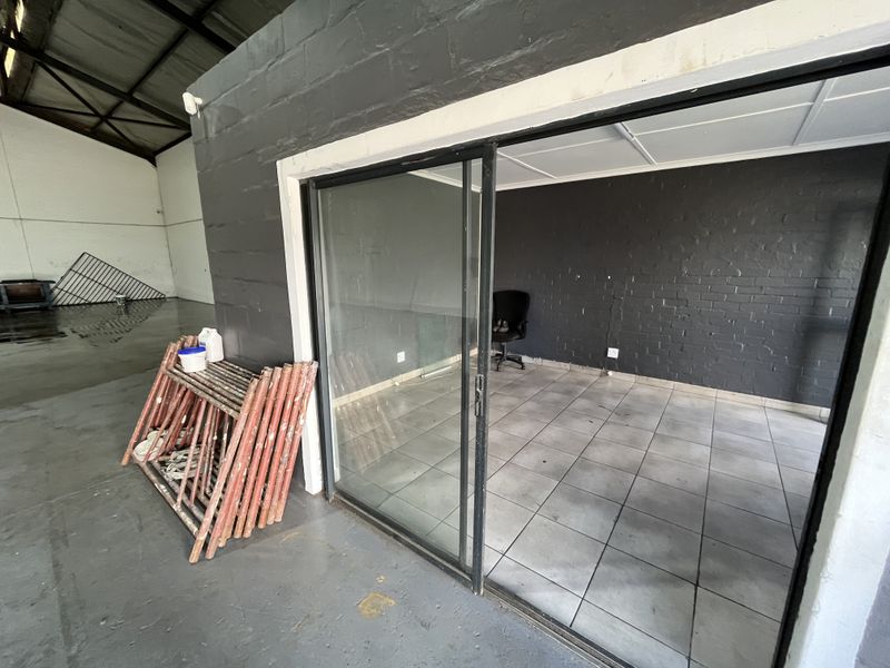 High-Exposure Montague Drive Warehouse, 369 squares in Prime Montague Gardens - Photo 7