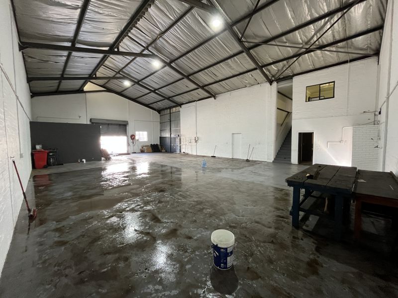 High-Exposure Montague Drive Warehouse, 369 squares in Prime Montague Gardens - Photo 6