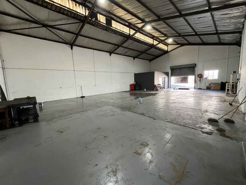 High-Exposure Montague Drive Warehouse, 369 squares in Prime Montague Gardens - Photo 2