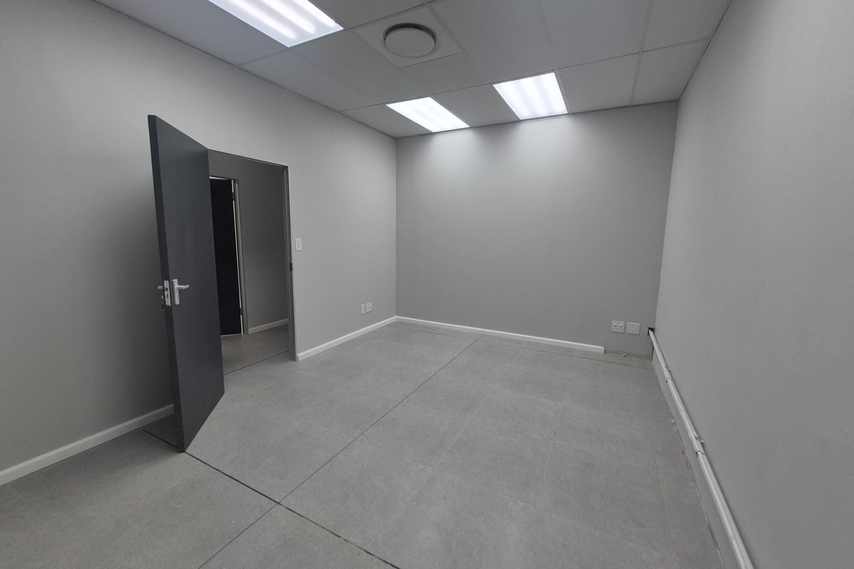 Prime Shared Ground Floor Medical Office Space in Wynberg – All-Inclusive Utilities - Photo 5
