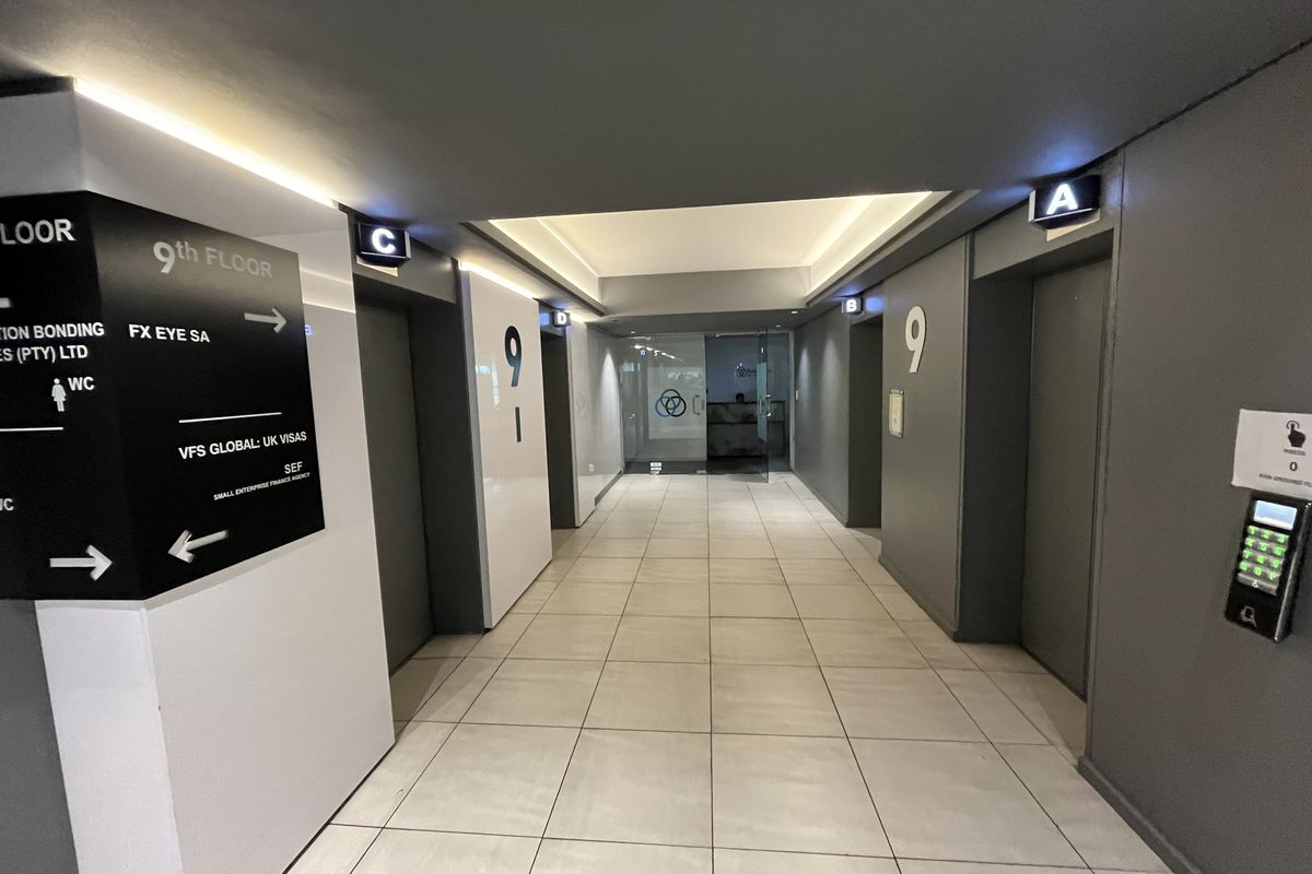 Turnkey Corner Office with Panoramic Views in Iconic CBD Tower - Photo 3