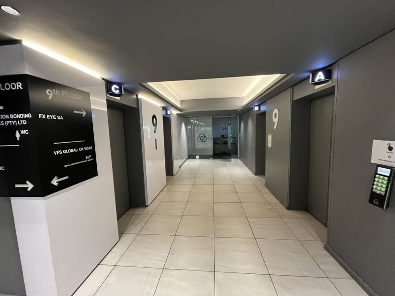 Turnkey Corner Office with Panoramic Views in Iconic CBD Tower - Photo 3