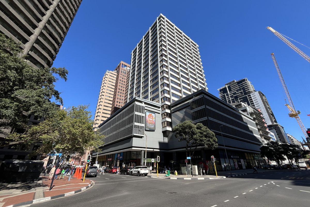 Turnkey Corner Office with Panoramic Views in Iconic CBD Tower - Photo 2