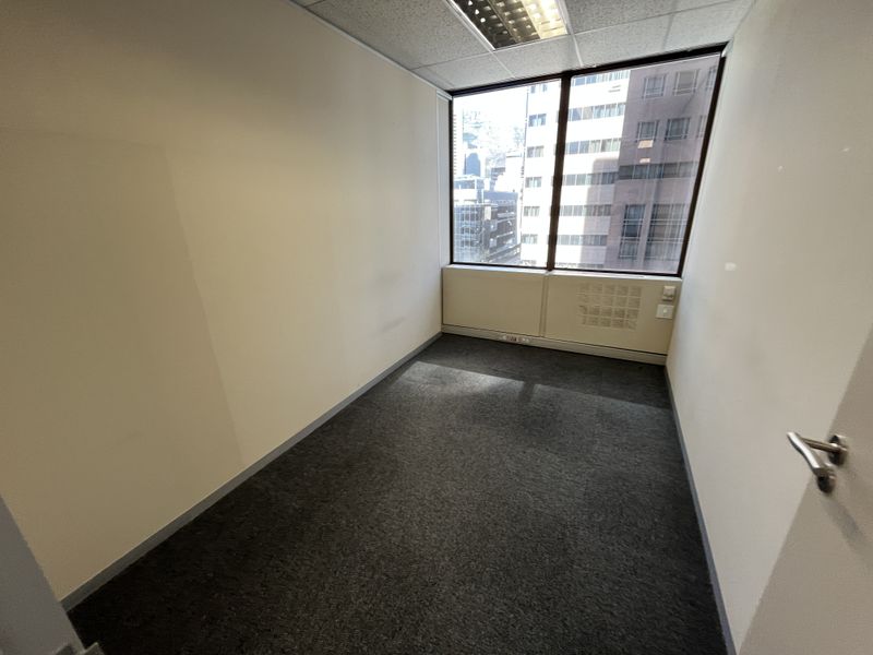 Turnkey Corner Office with Panoramic Views in Iconic CBD Tower - Photo 10