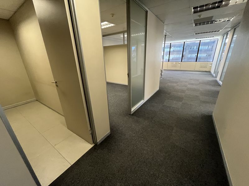 Turnkey Corner Office with Panoramic Views in Iconic CBD Tower - Photo 9