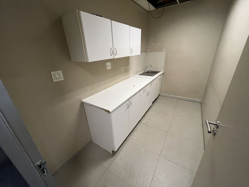 Turnkey Corner Office with Panoramic Views in Iconic CBD Tower - Photo 8