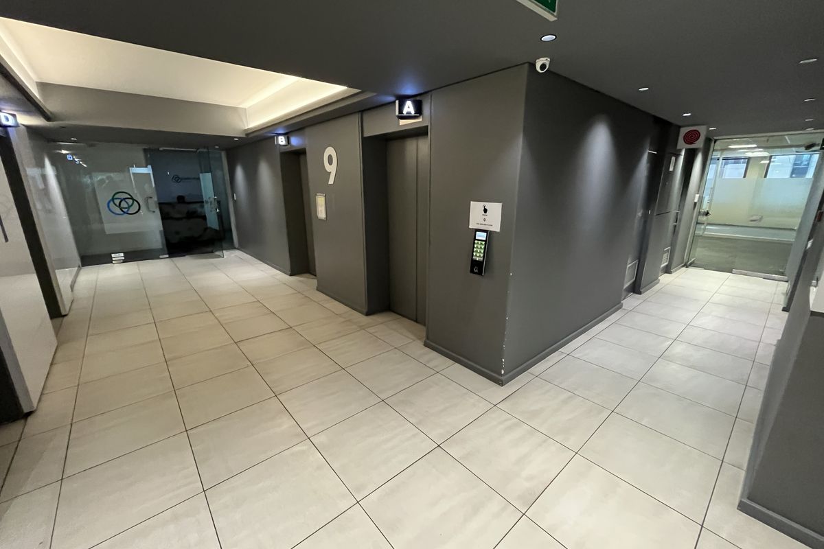 Turnkey Corner Office with Panoramic Views in Iconic CBD Tower - Photo 4