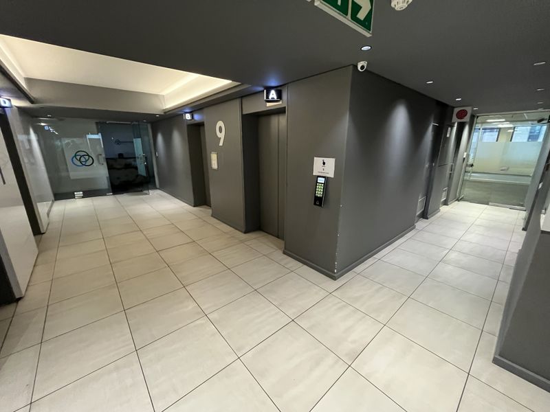 Turnkey Corner Office with Panoramic Views in Iconic CBD Tower - Photo 4