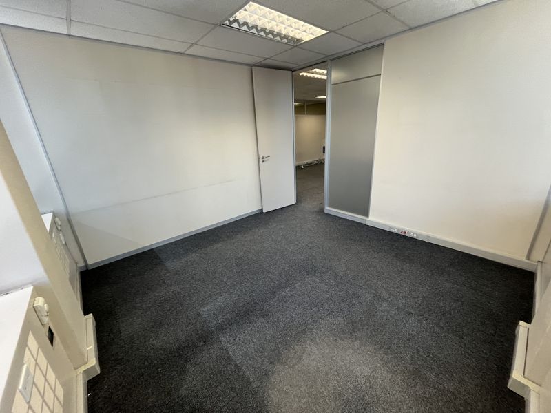 Turnkey Corner Office with Panoramic Views in Iconic CBD Tower - Photo 7