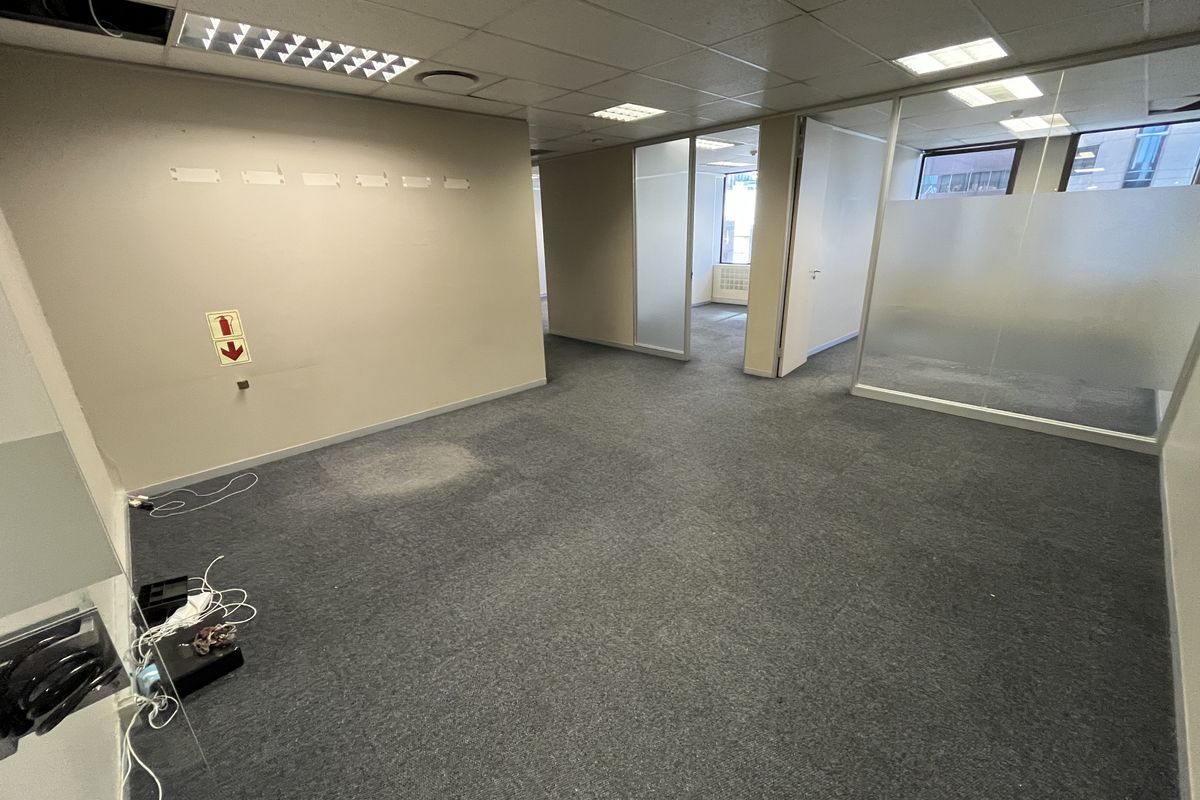 Turnkey Corner Office with Panoramic Views in Iconic CBD Tower - Photo 5