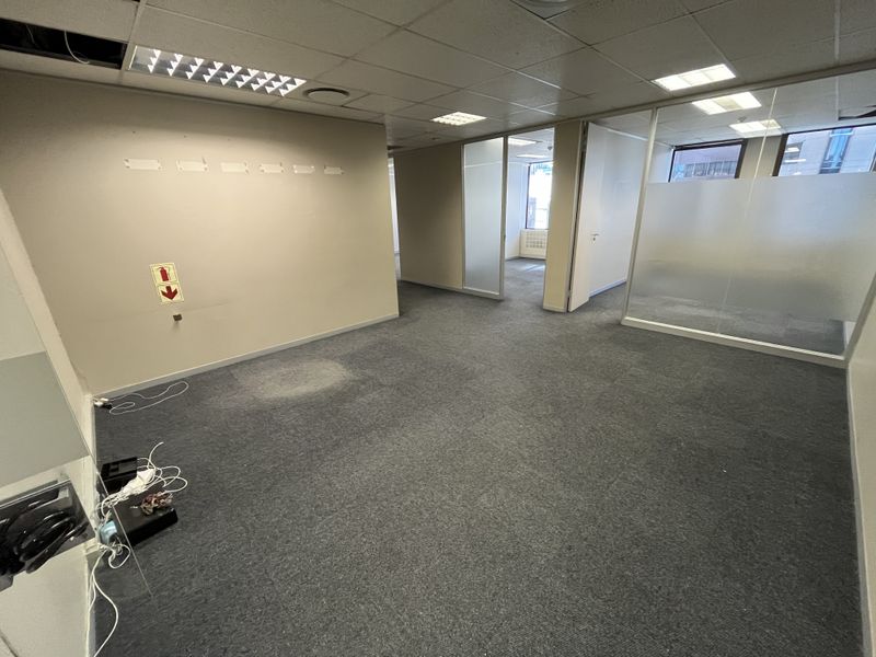 Turnkey Corner Office with Panoramic Views in Iconic CBD Tower - Photo 5