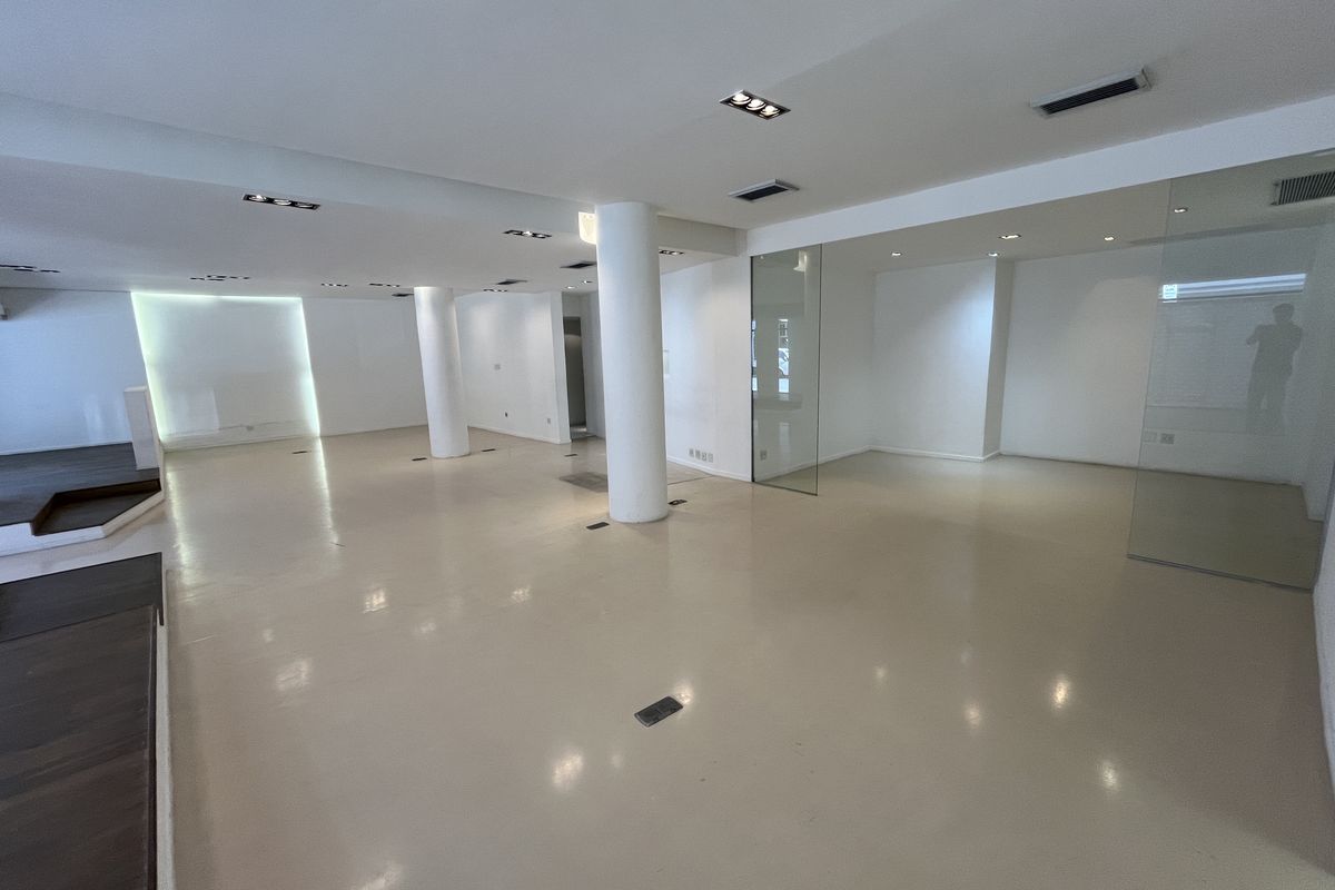 Iconic Loop Street Retail. High-Exposure Showroom Opportunity on Bree - Photo 2