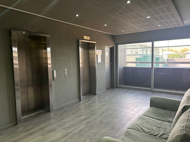 188sqm Office Space To Let in Tyger Valley – Prime High Street Location with Balcony - Photo 3