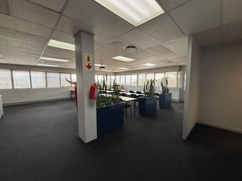 188sqm Office Space To Let in Tyger Valley – Prime High Street Location with Balcony - Photo 8