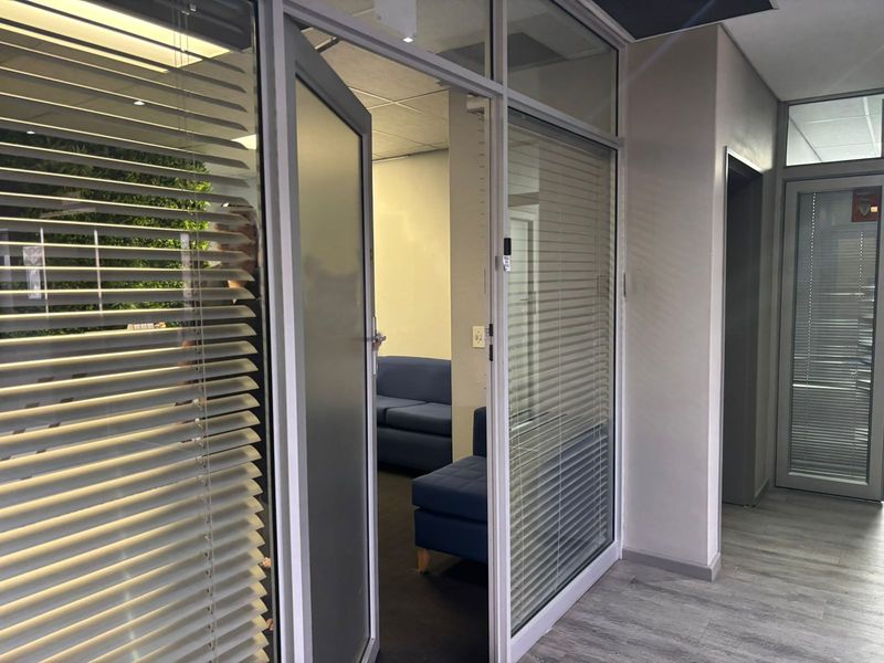 188sqm Office Space To Let in Tyger Valley – Prime High Street Location with Balcony - Photo 4