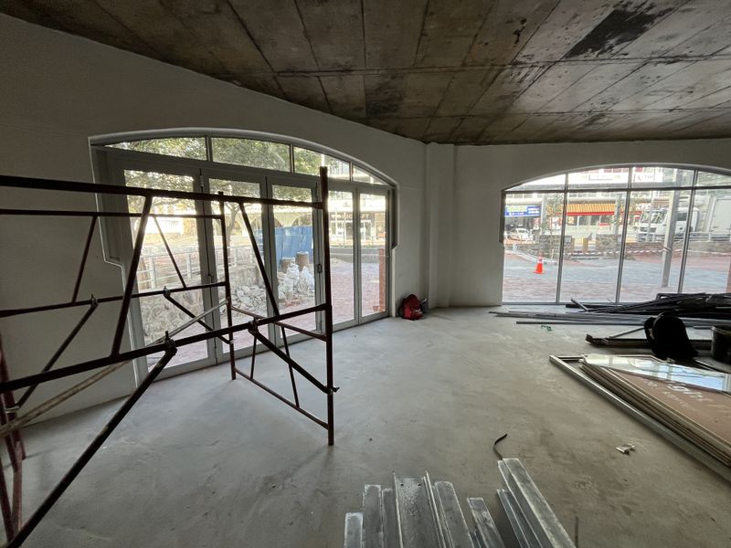 High-Exposure Corner Showroom on Somerset Road. Prime Position in Green Point. - Photo 5