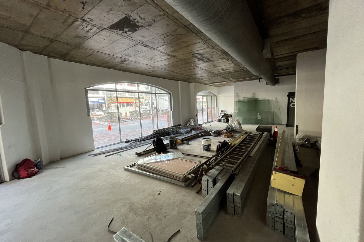 High-Exposure Corner Showroom on Somerset Road. Prime Position in Green Point. - Photo 3