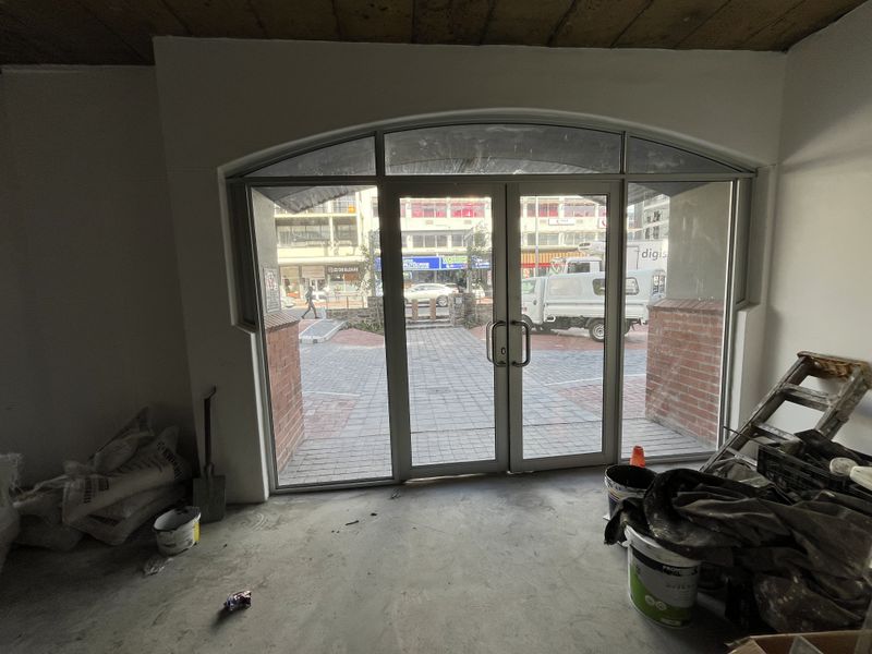 High-Exposure Corner Showroom on Somerset Road. Prime Position in Green Point. - Photo 7