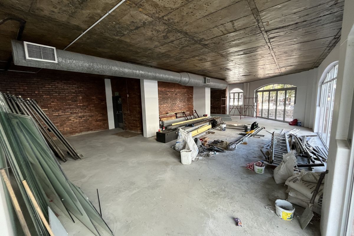 High-Exposure Corner Showroom on Somerset Road. Prime Position in Green Point. - Photo 2