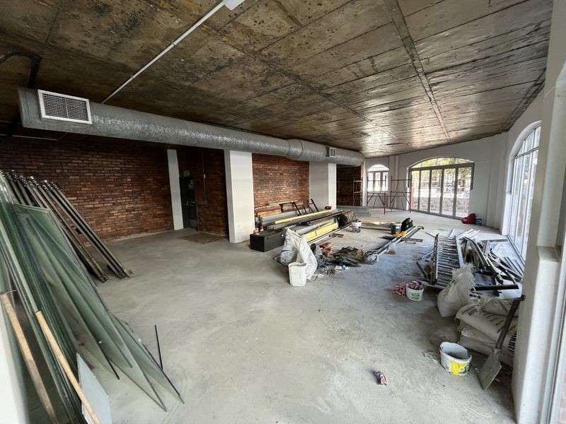 High-Exposure Corner Showroom on Somerset Road. Prime Position in Green Point. - Photo 2