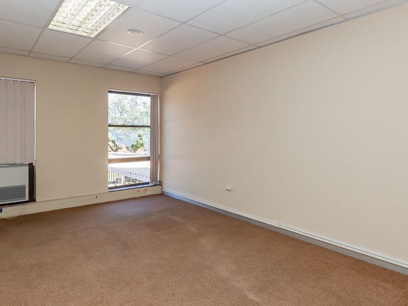 Neat Freestanding Freehold Offices For Sale / To Rent. - Photo 7