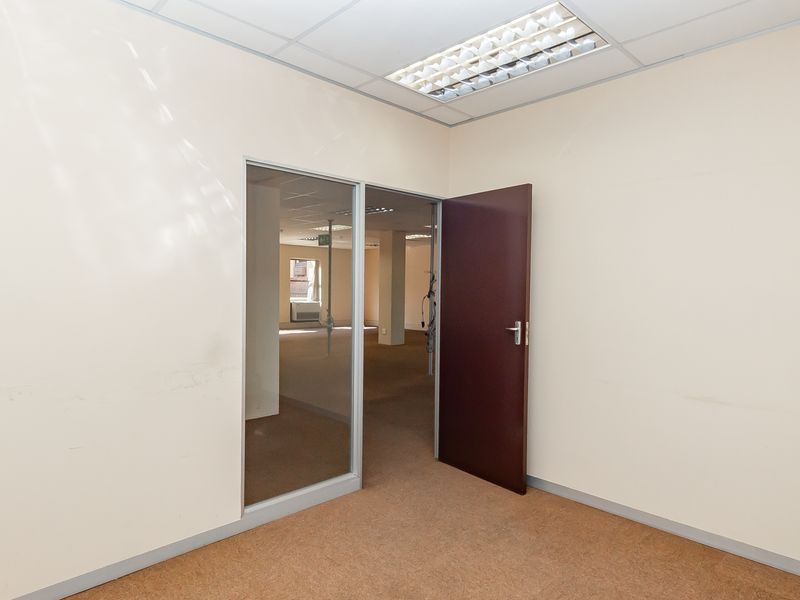 Neat Freestanding Freehold Offices For Sale / To Rent. - Photo 8