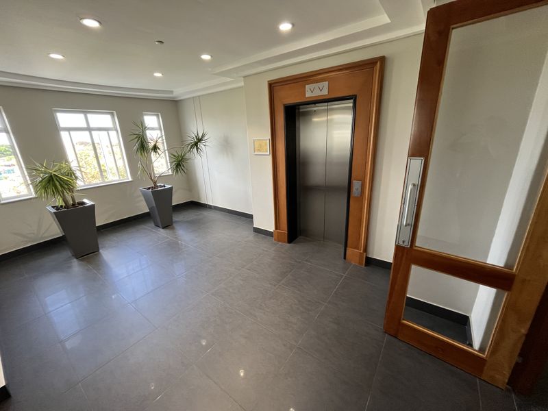 Light-Filled Office in Prestigious Alphen Office Park, Constantia - Photo 3