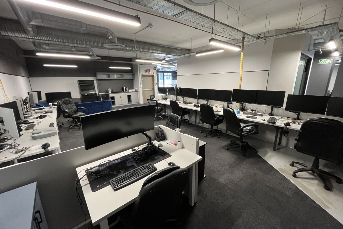 Office with Balcony in Vibrant Wembley Square, Gardens. - Photo 5