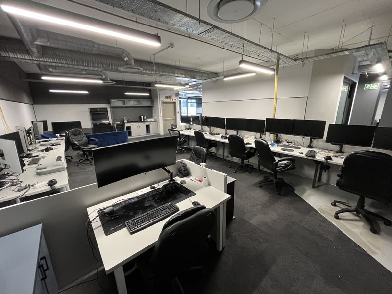 Office with Balcony in Vibrant Wembley Square, Gardens. - Photo 5