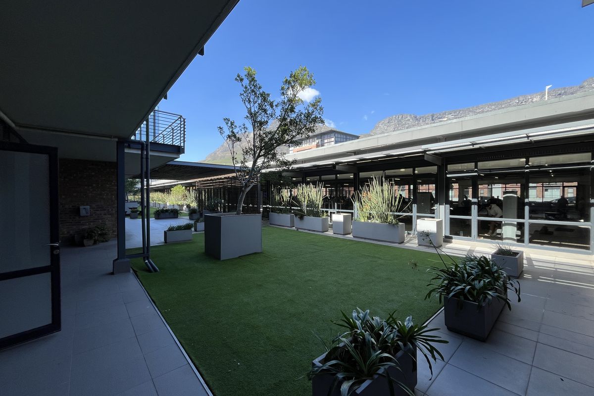 Office with Balcony in Vibrant Wembley Square, Gardens. - Photo 4