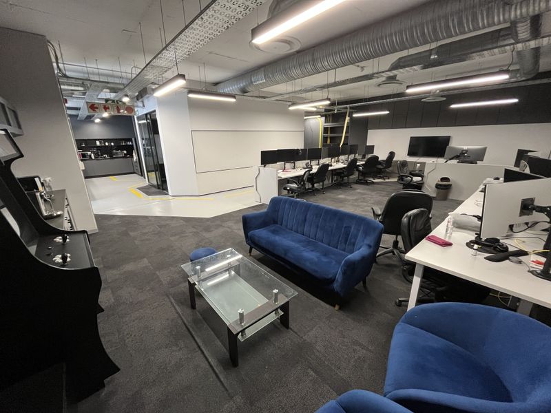 Office with Balcony in Vibrant Wembley Square, Gardens. - Photo 10