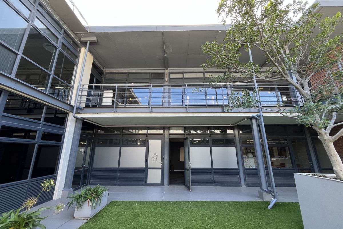 Office with Balcony in Vibrant Wembley Square, Gardens. - Photo 3