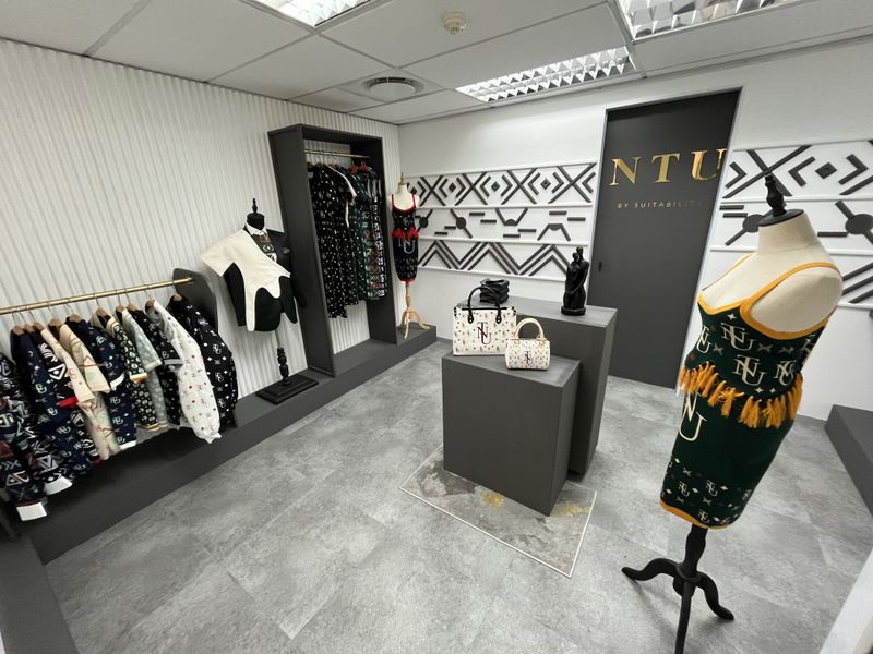 Waterfront Office Gem with Iconic Views. Short-Term Opportunity in The Waterclub. - Photo 10