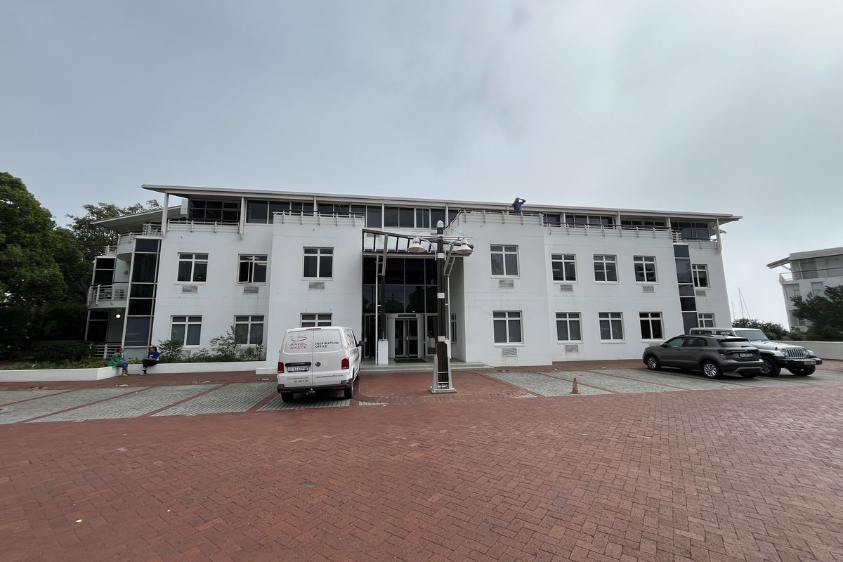 Waterfront Office Gem with Iconic Views. Short-Term Opportunity in The Waterclub. - Photo 3