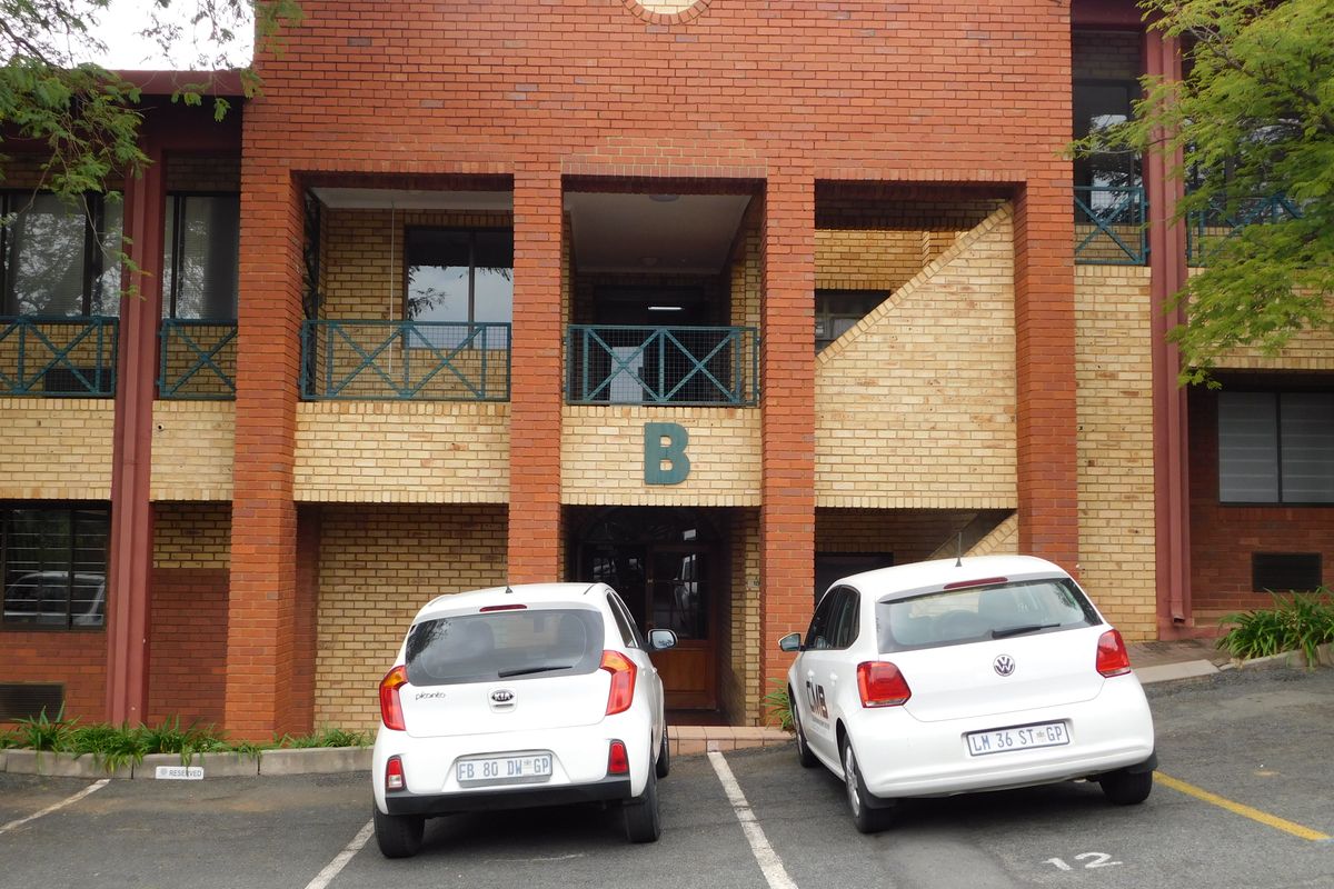 Neat Professional Offices For Sale In A Secure Park. - Photo 2